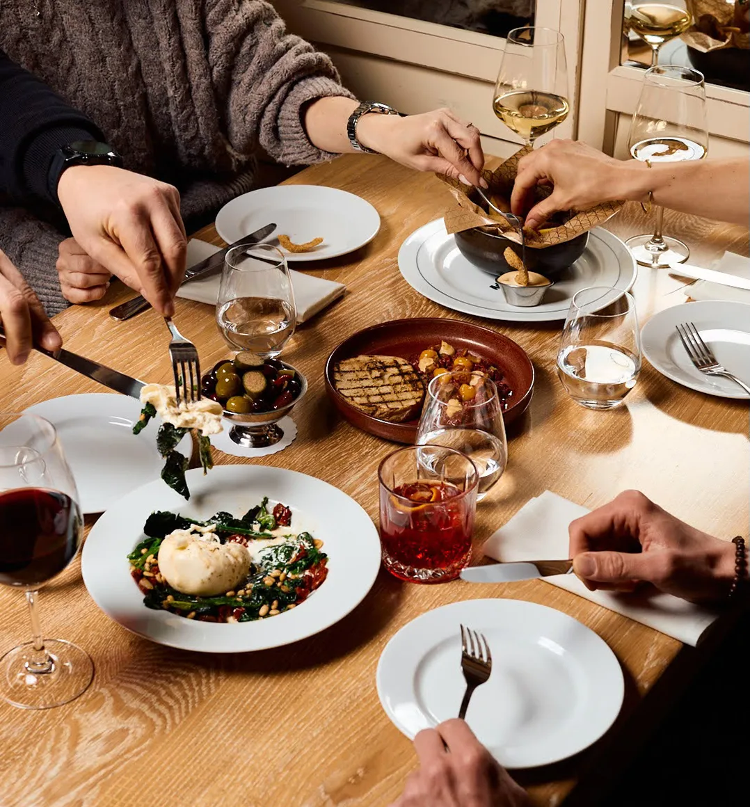 Stół z daniami w restauracji Kręgliccy
